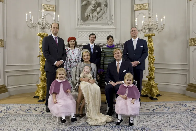 Hollandi kuninganna Maxima, süles printsess Ariane, kuningas Willem-Alexander, paremal printsess Catharina-Amalia, vasakul printsess Alexia, tagareas vasakult parun Collot d'Escury, kuninganna õde Ines Zorreguieta, Luksemburgi suurhertsog Guillaume ning kuningliku paari sõbrad Valeria Delger ja Antoine Friling