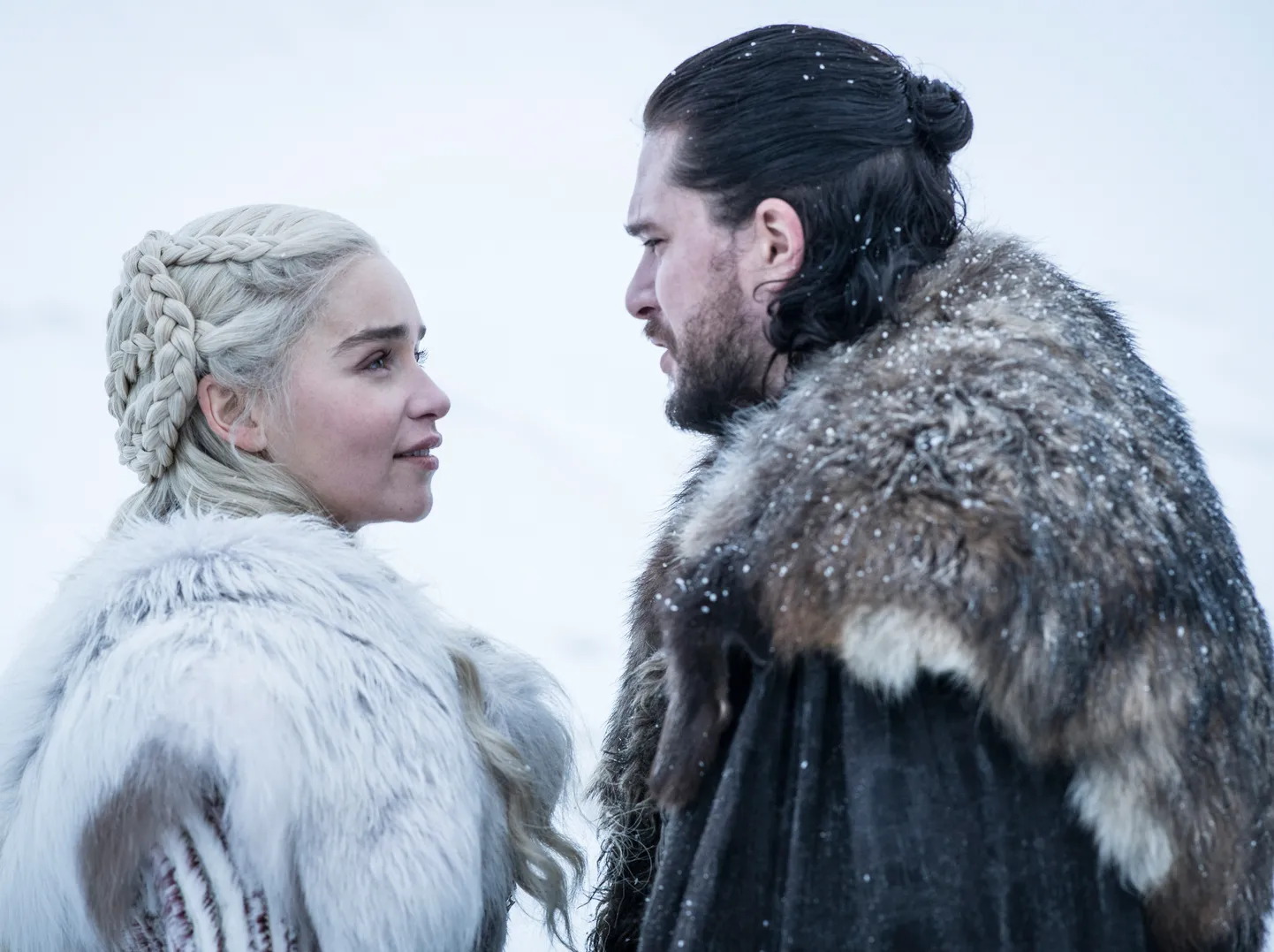 Kaader seriaalist «Game of Thrones» («Troonide mäng»). Emilia Clarke Daenerys Dargaryeni ja Kit Harington Jon Snowna