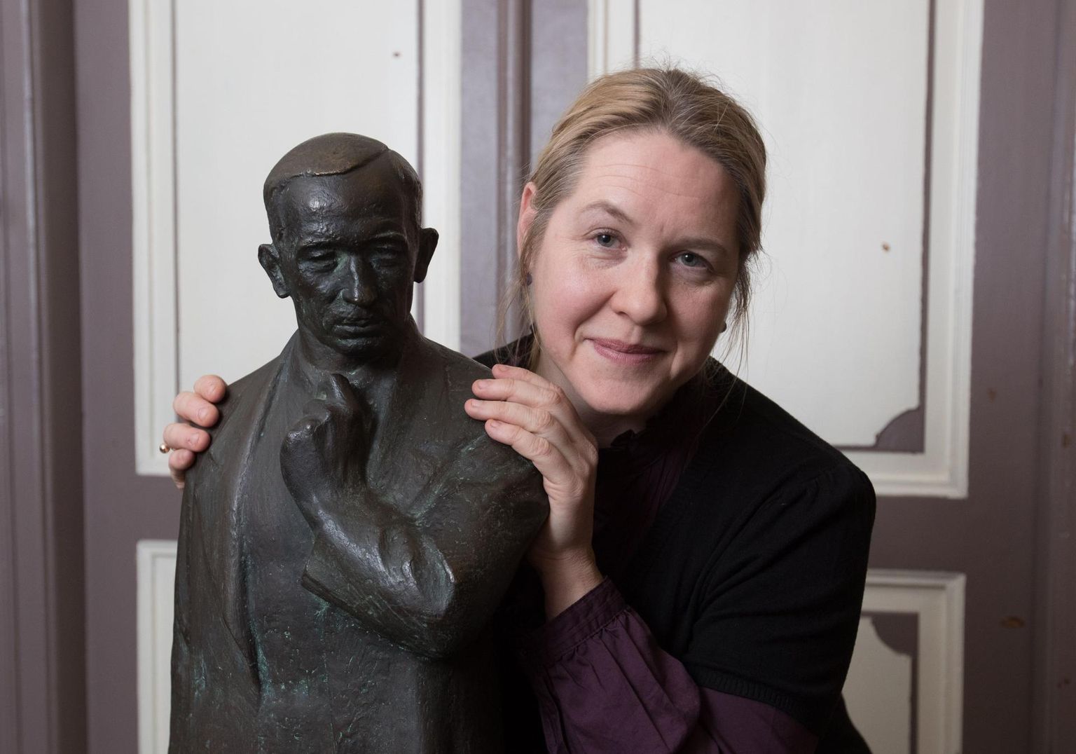 Maarja Vaino koos A. H. Tammsaare kujuga (skulptor Arseni Mölder) Tallinna Kirjanduskeskuses.