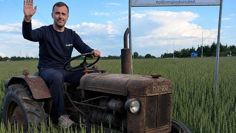 Põldude äärde kerkinud plakatid räägivad põllumeeste murest: "Toidujulgeolek algab põllult"