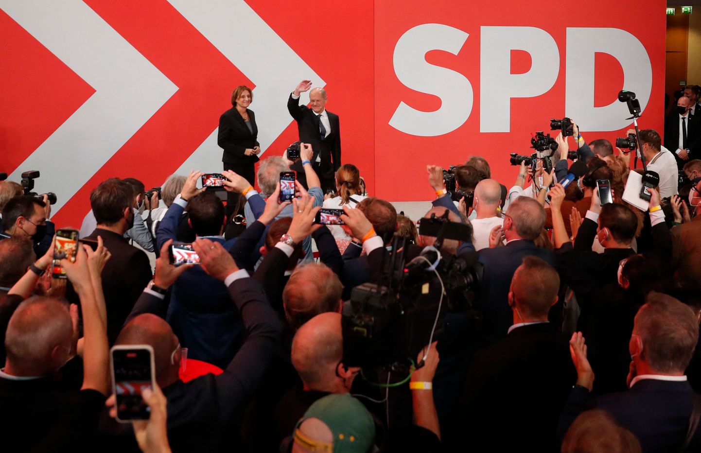 На выборах в Германии вперед выходят социал-демократы.