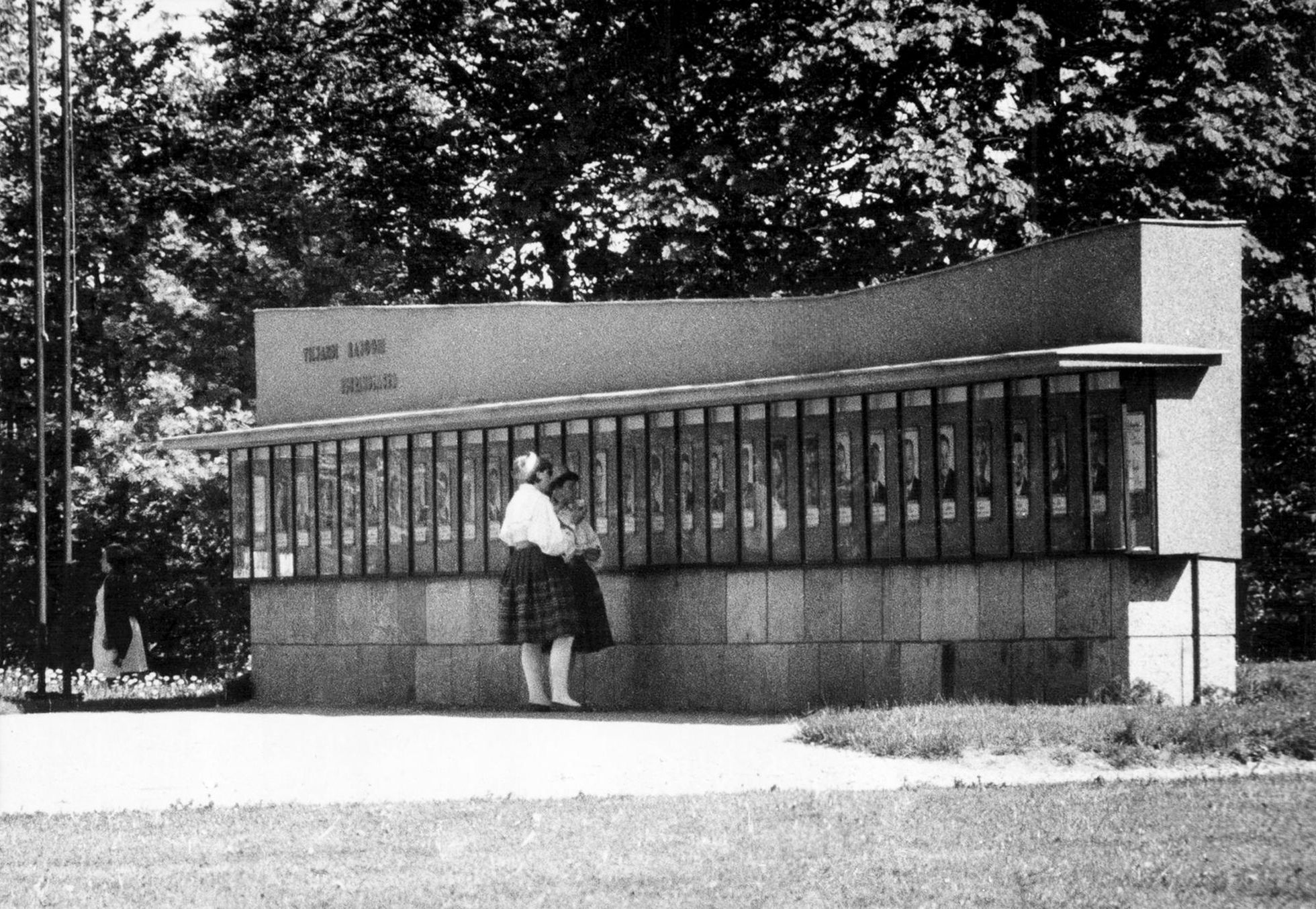 1970. aastatel asus vabadussõja mälestussamba asupaigas kivimüürina ehitatud autahvel, millel eksponeeriti Viljandi rajooni tööeesrindlaste portreefotosid. Suvine vaade Eesti Panga endise hoone poolt.
