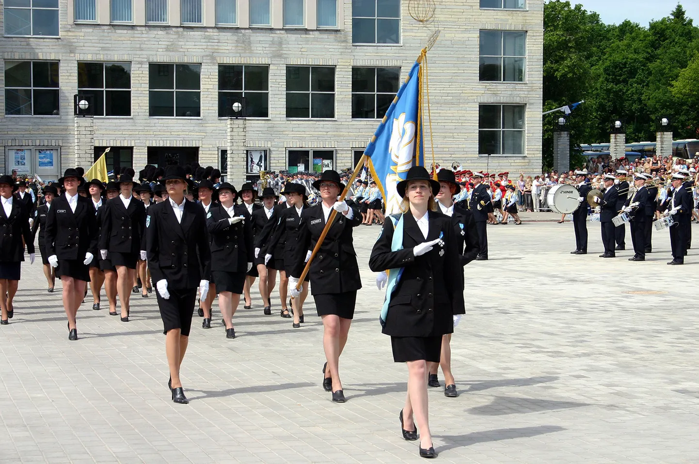 Naiskodukaitsjad  2005. aasta võidupüha paraadil Paides.