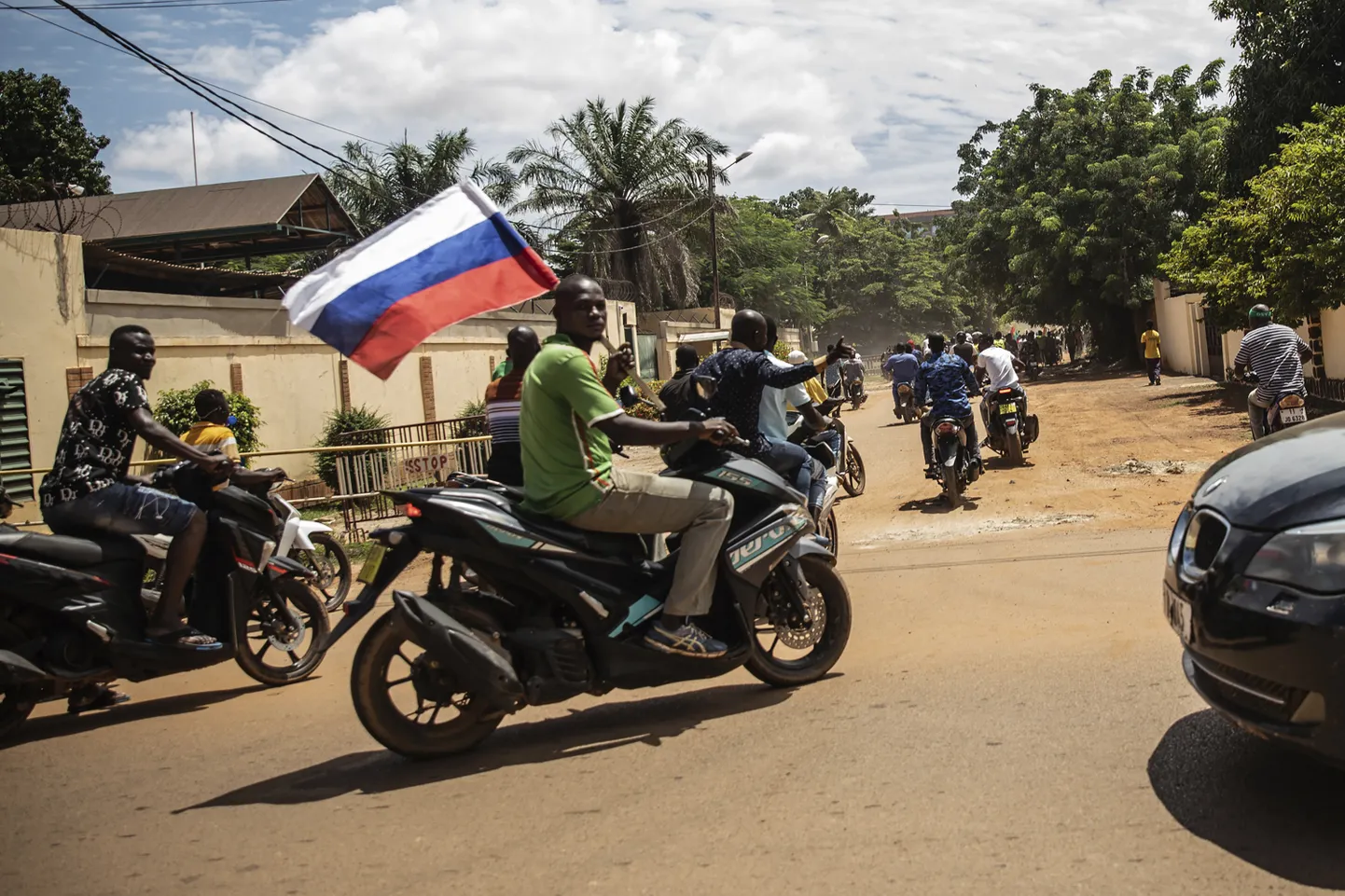 Vene lipuga kohalikud Burkina Fasos 2. oktoobril 2022. a.