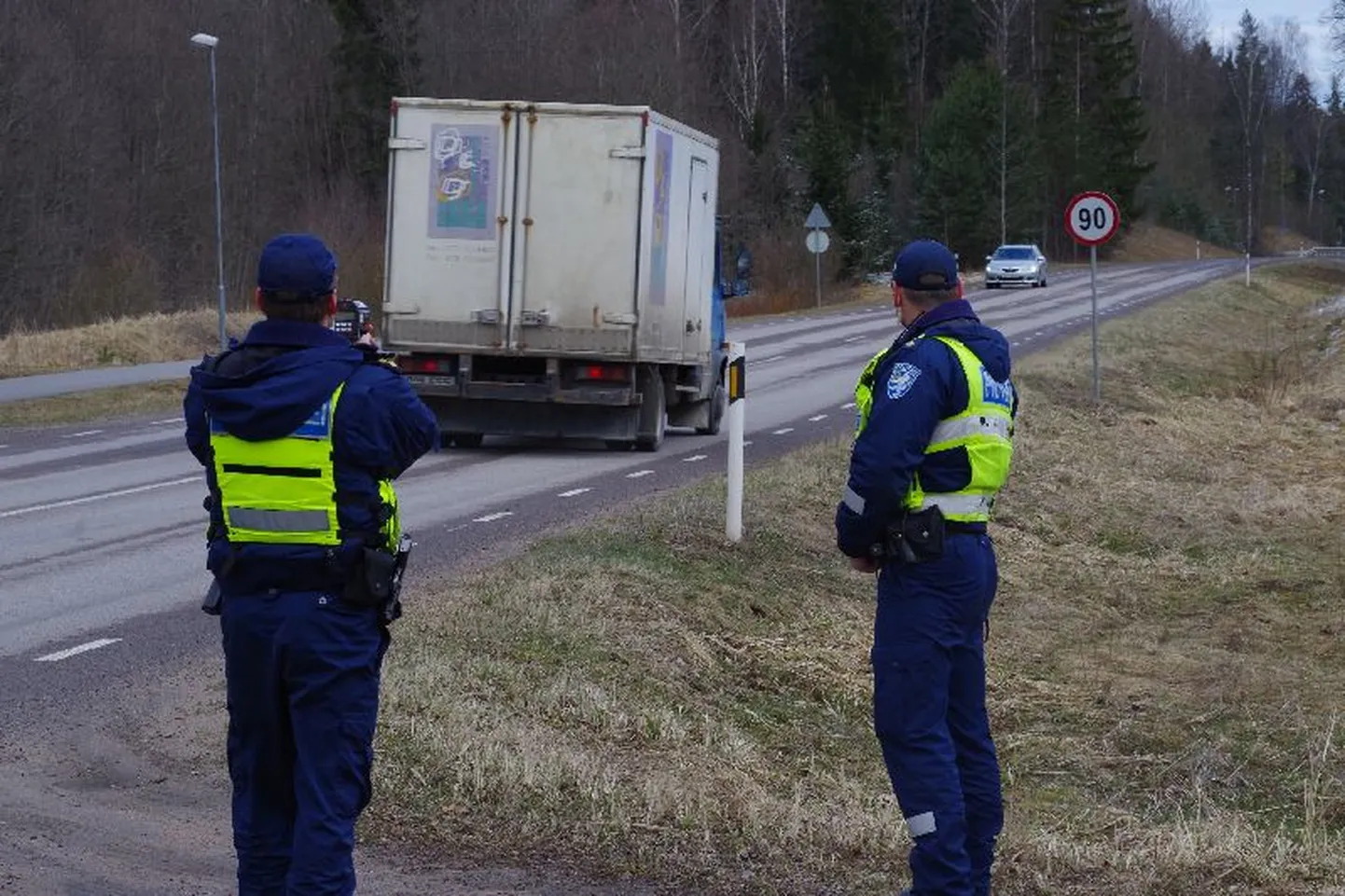 Politseinikud sõidukite kiirust mõõtmas.