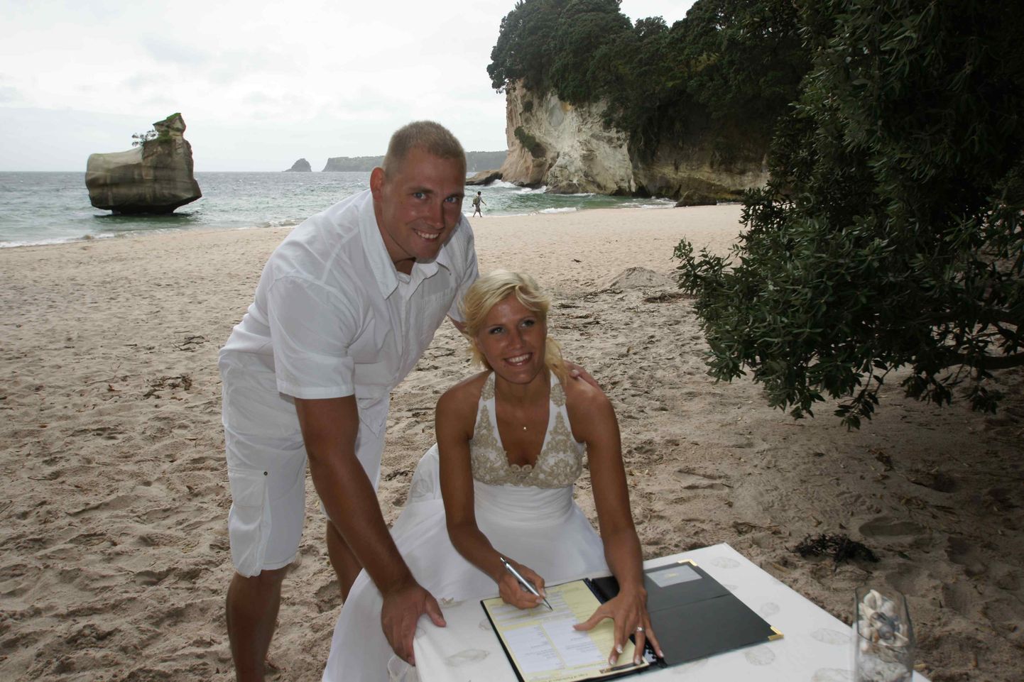 Gerd Kanter ja Liina Pärtel Uus-Meremaal Cathedral Cove´i rannas, kus sõlmiti nende abielu.