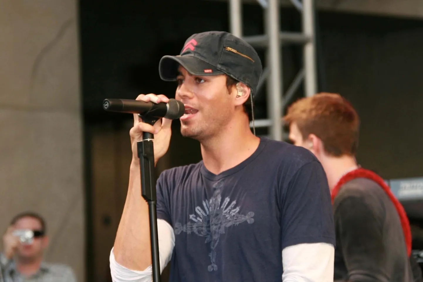 Poplaulja Enrique Iglesias.