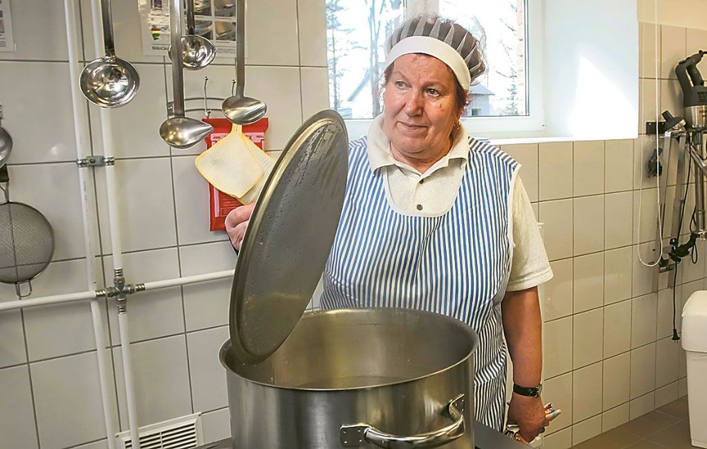 Kokk Helma Lippmaa peab jälgima söögi valmistamisel erinevaid soove. Hooldekodu köök hakkab toitlustama ka Tootsi lasteaia- ja kooliperet.