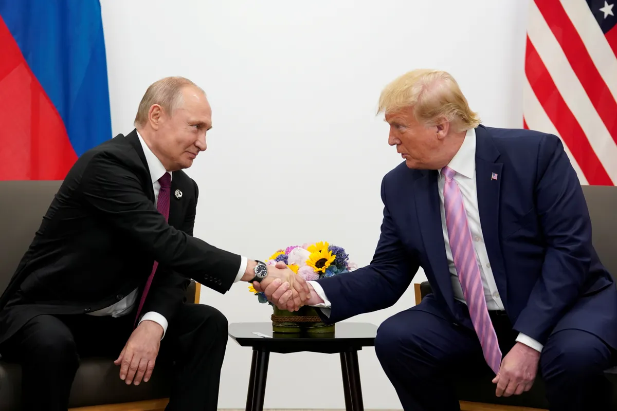 Фото из архива: Президент России Владимир Путин и президент США Дональд Трамп пожимают друг другу руки во время двусторонней встречи на саммите лидеров G20 в Осаке, Япония, 28 июня 2019 года.