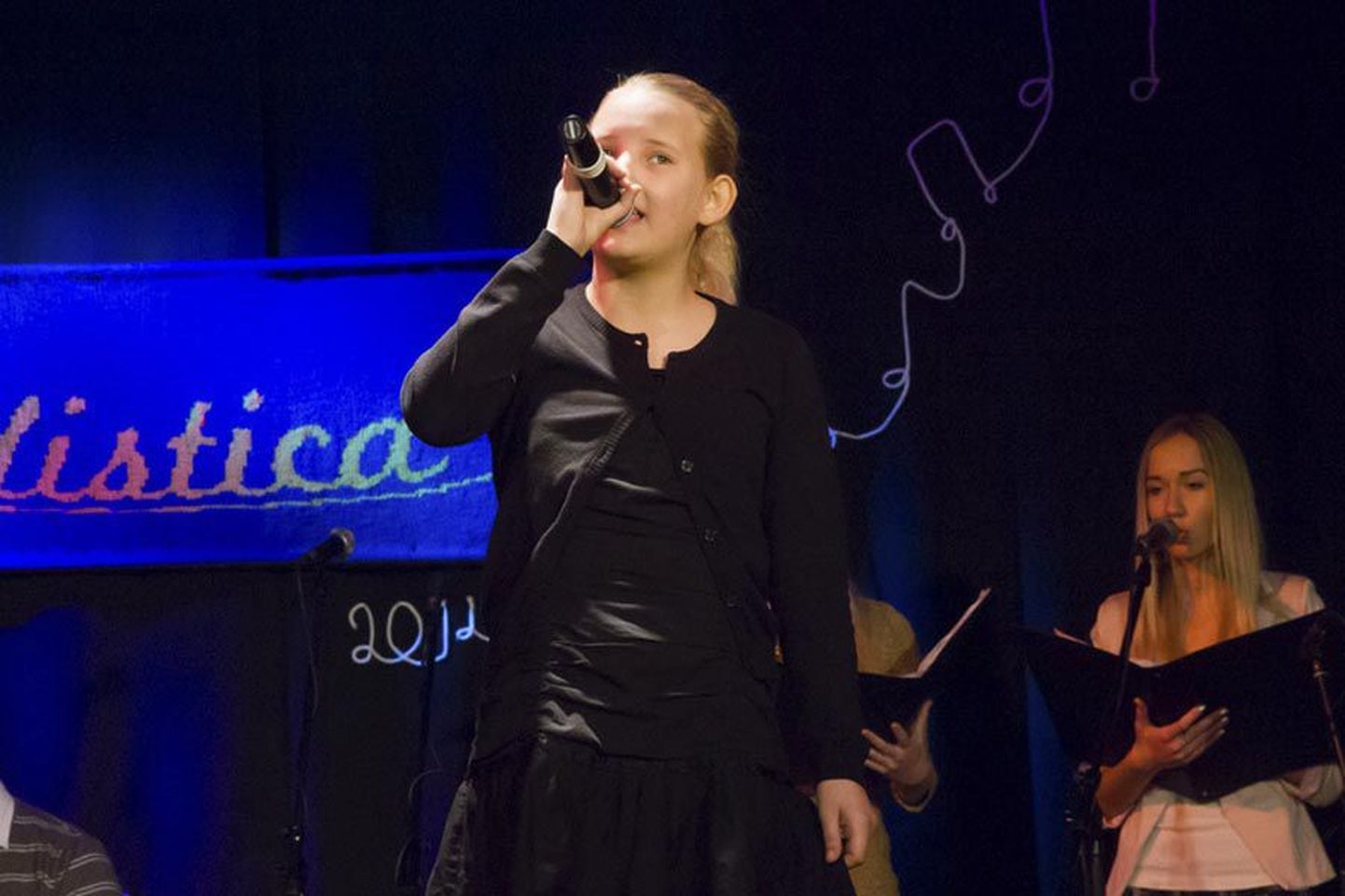 Viljandi muusikakooli laulustuudio neiu Sandra Vesseluha tuli Saaremaa lauluvõistluselt «Solistica» tagasi oma vanuserühma teise kohaga.