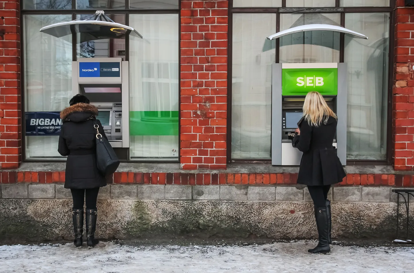 Homsest aeglustuvad pankadevahelised ülekanded.