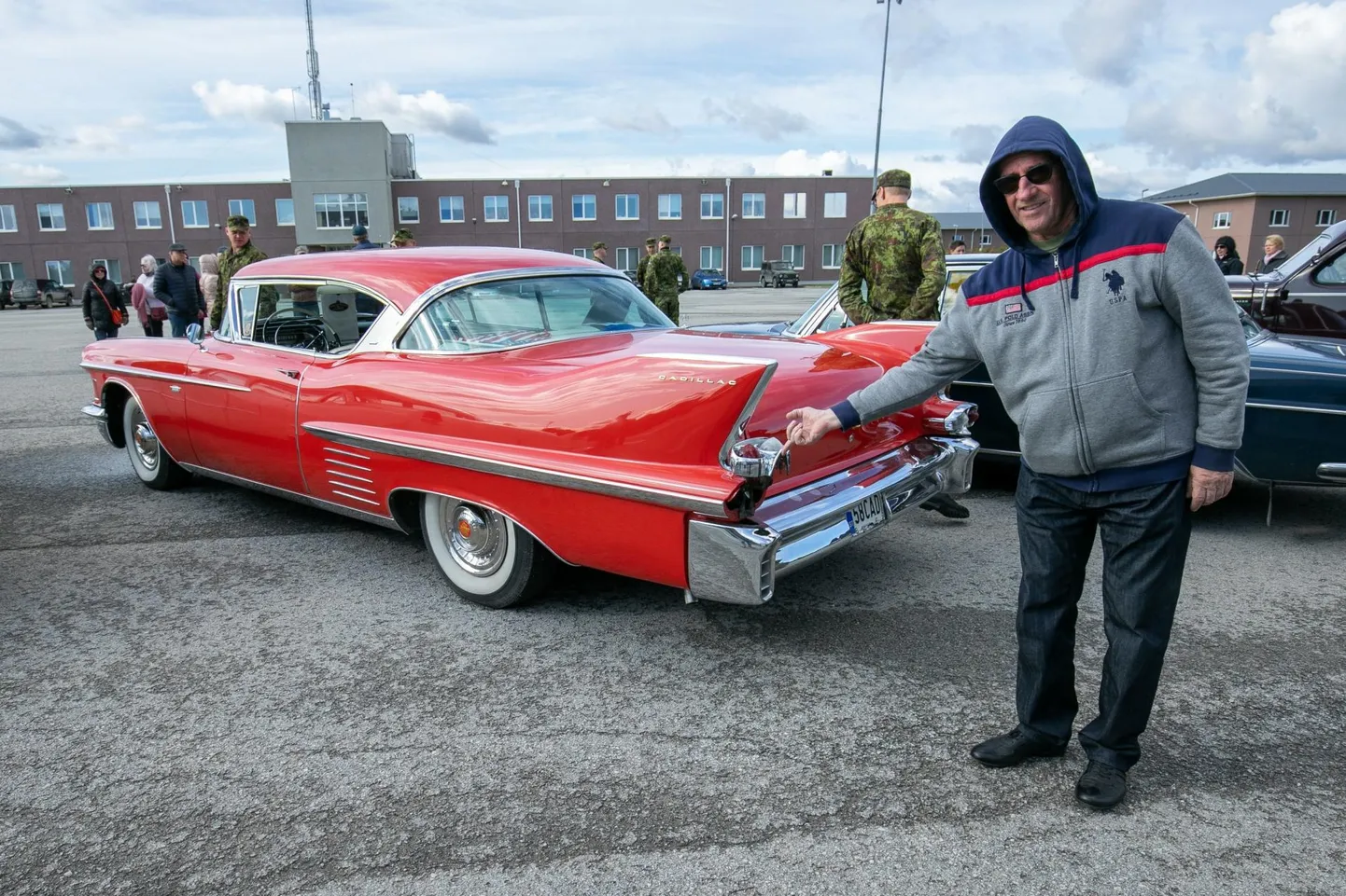 Riho Tank näitab, kuhu on peidetud tema Cadillacil see koht, kust autot tankida saab.