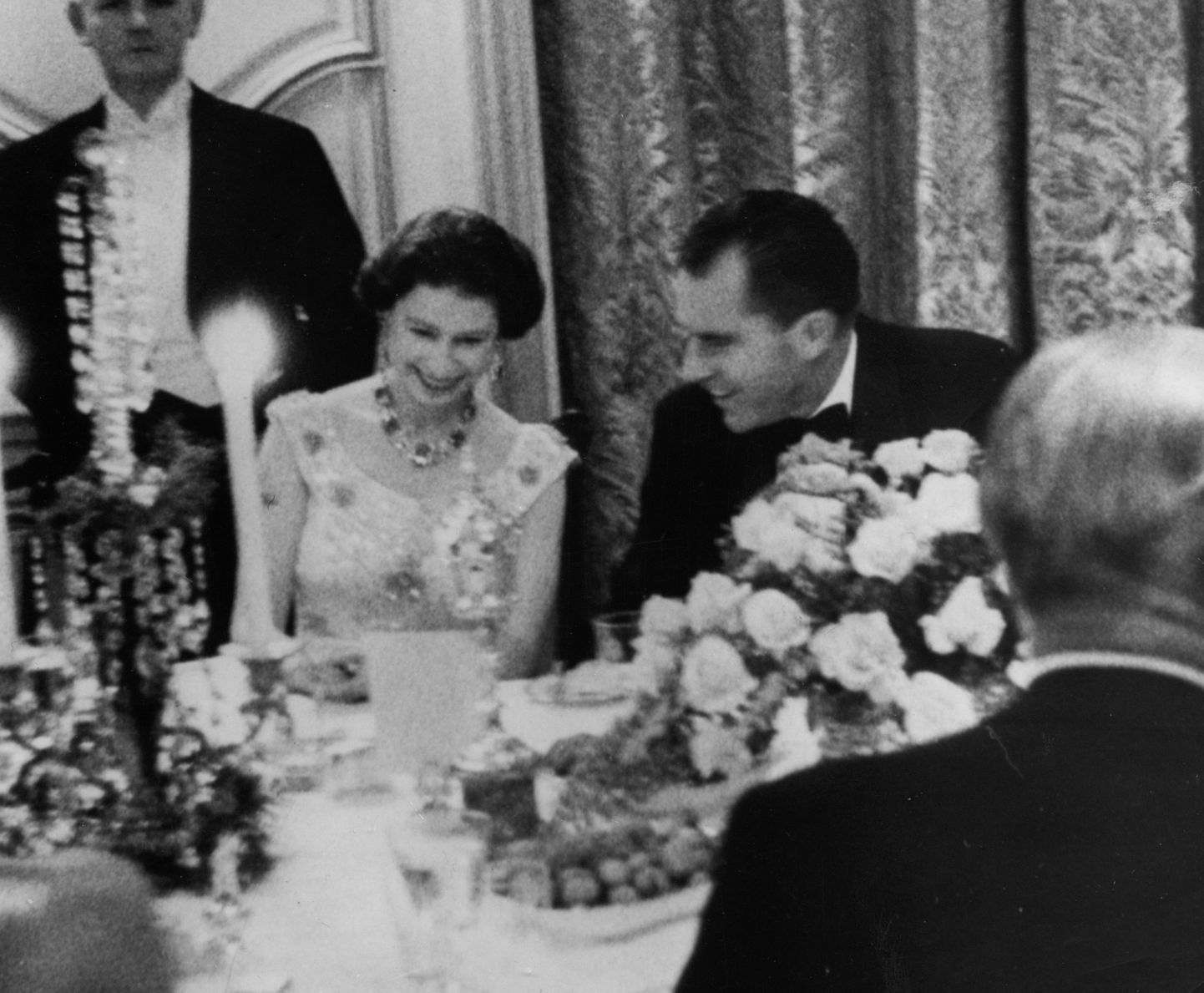Kuninganna Elizabeth II ja toonane Ameerika asepresident Richard Nixon tänupüha õhtusöögilauas 27. novembril 1958 Ameerika suursaadiku residentsis Winfield House'is, Regent Parkis, Londonis.