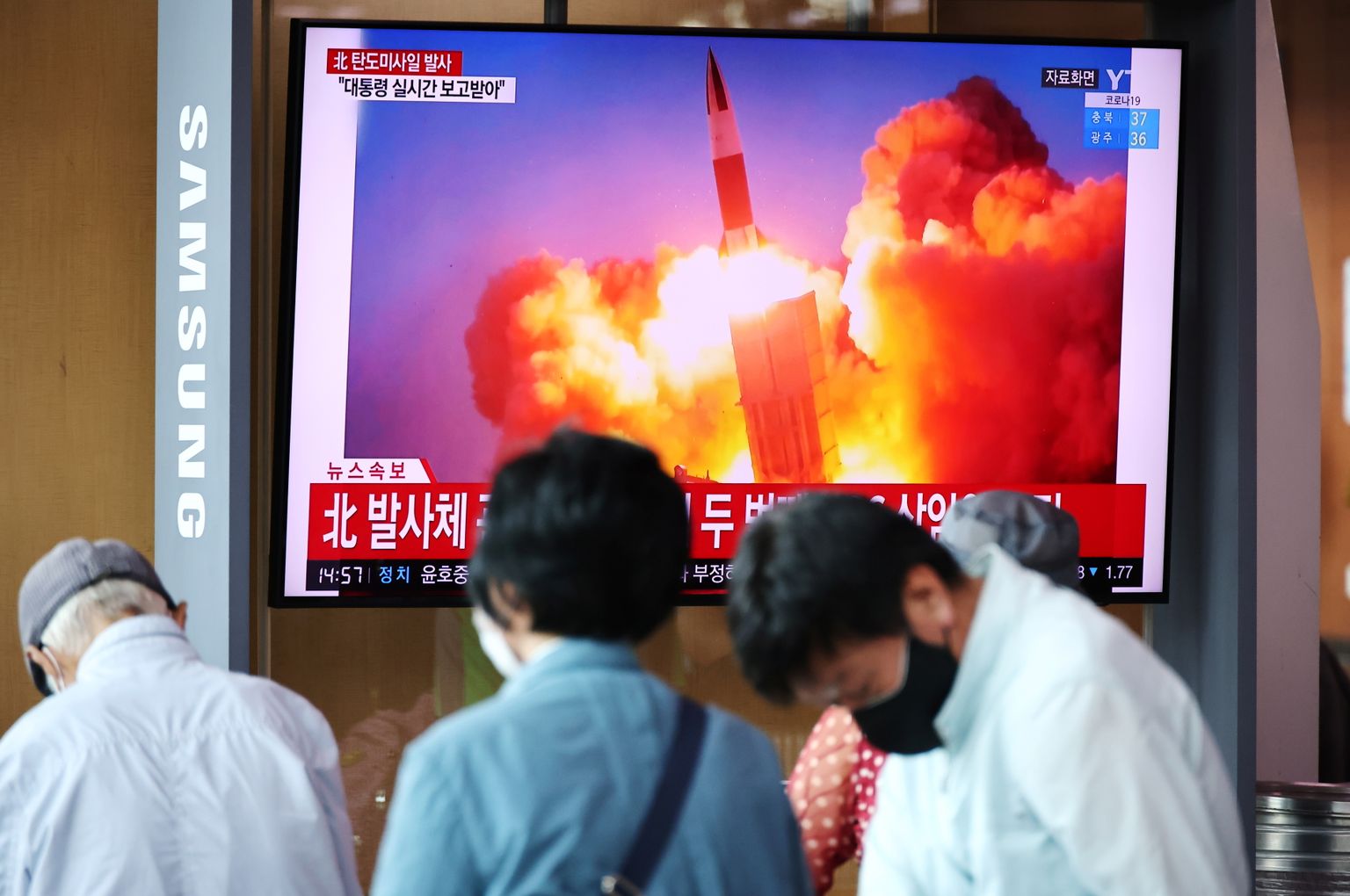Inimesed Soulis jälgimas uudislugu Põhja-Korea raketikatsetusest.