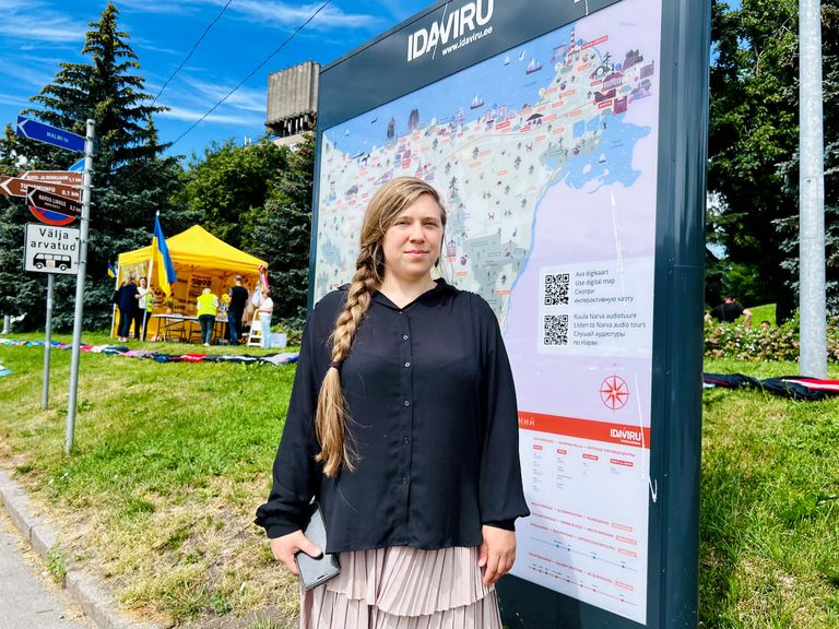 Инфопалатка для украинских беженцев "Welcome Center" открылась на Петровской площади Нарвы рядом с погранпунктом. Организатором выступила Йоханна Раннула.