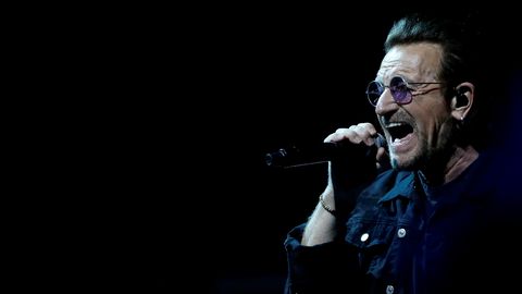 ВИДЕО ⟩ Лидер U2 Боно попросил зрителей спеть песню в честь Юлии Навальной