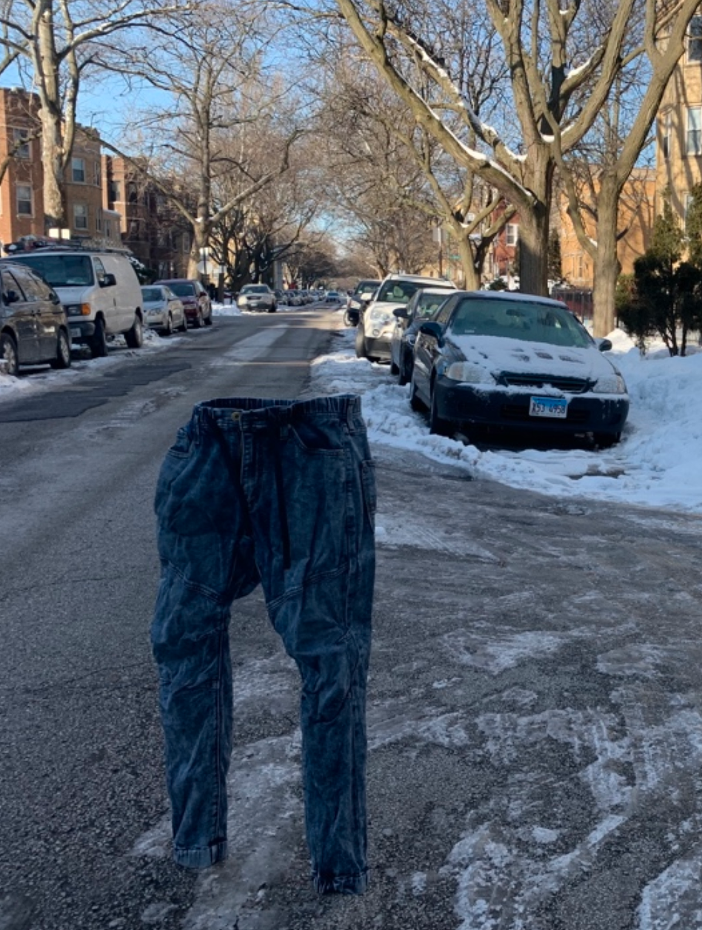 Külmunud püksid parkimiskohta valvamas.