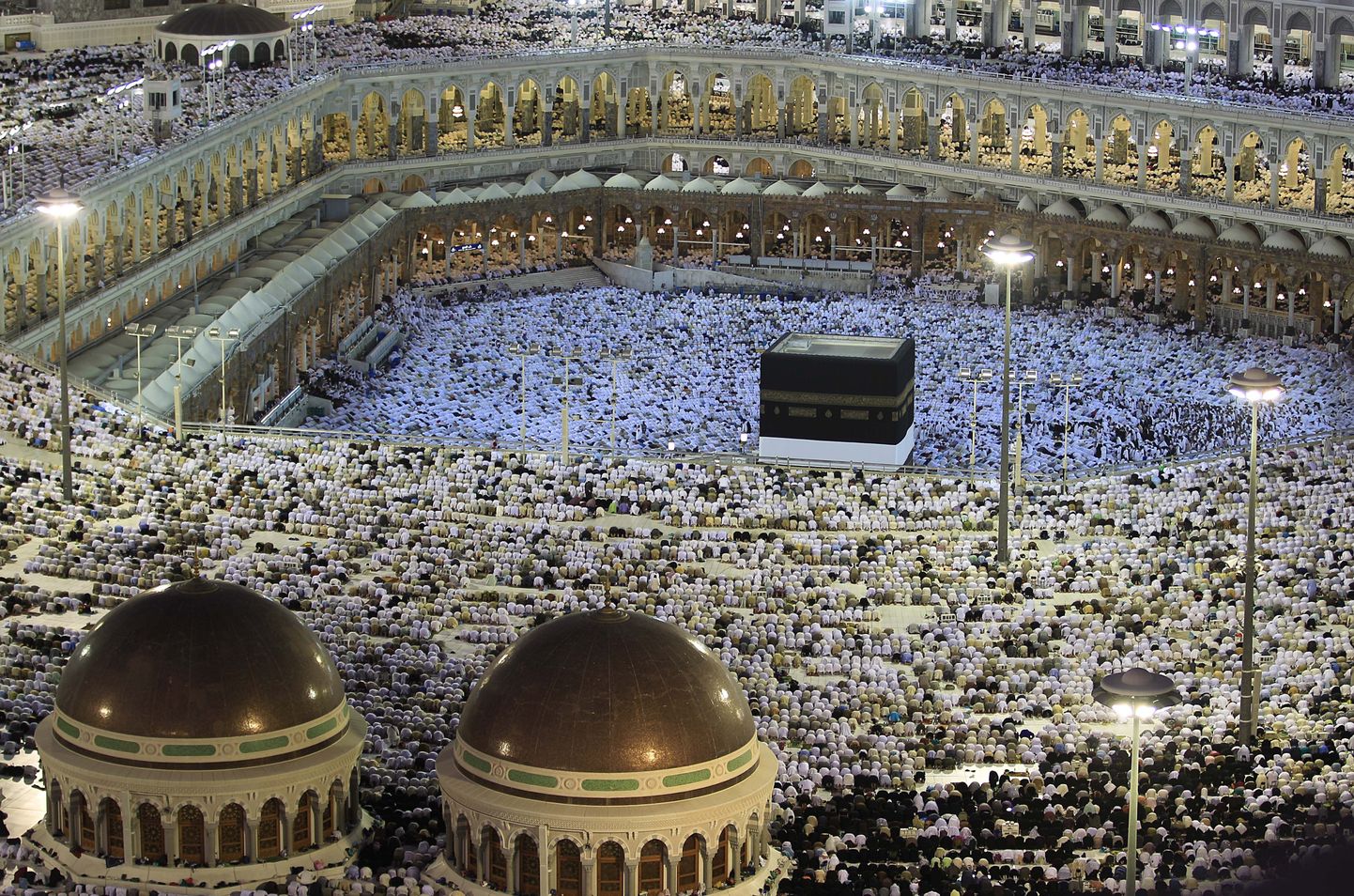 Moslemid Saudi Araabias Mekas palvetamas Suure mošee ja Kaaba kivi juures
