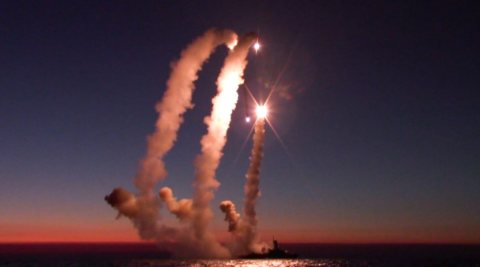 Пуск крылатых ракет «Калибр» ракетным корветом ВМФ России в Черном море во время удара по украинским военным объектам, расположенным в Житмомирской области, март 2022.