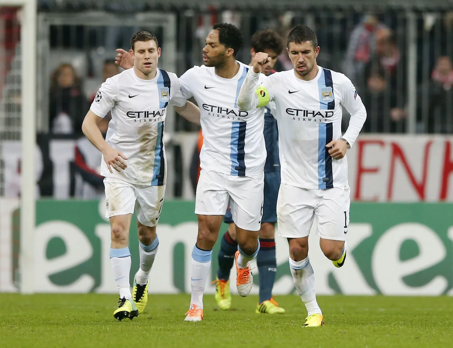 Manchester City mängijad väravat tähistamas.
