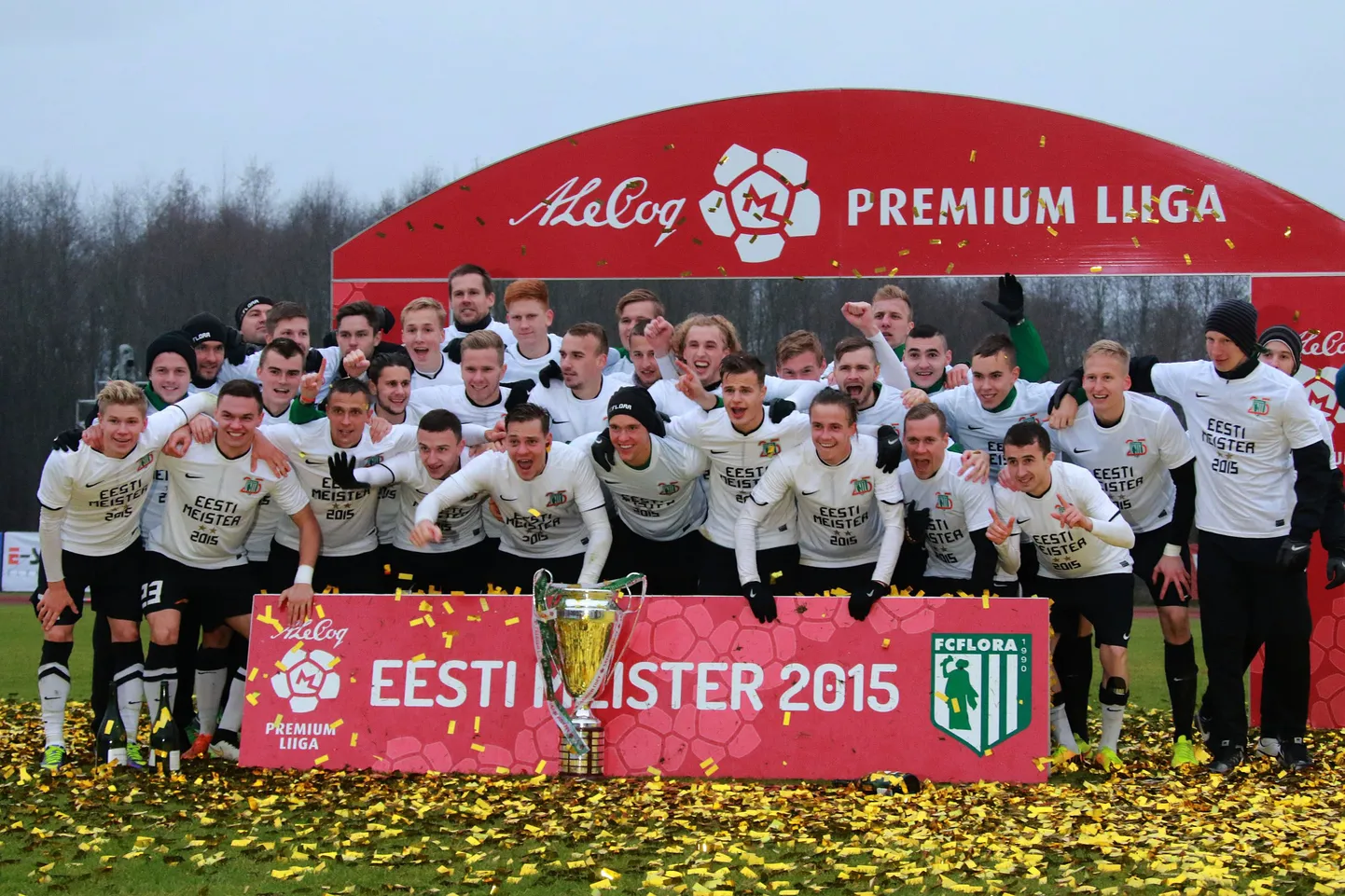 FC Flora jalgpallimeeskond sai Paides kätte Eesti meistrikarika.