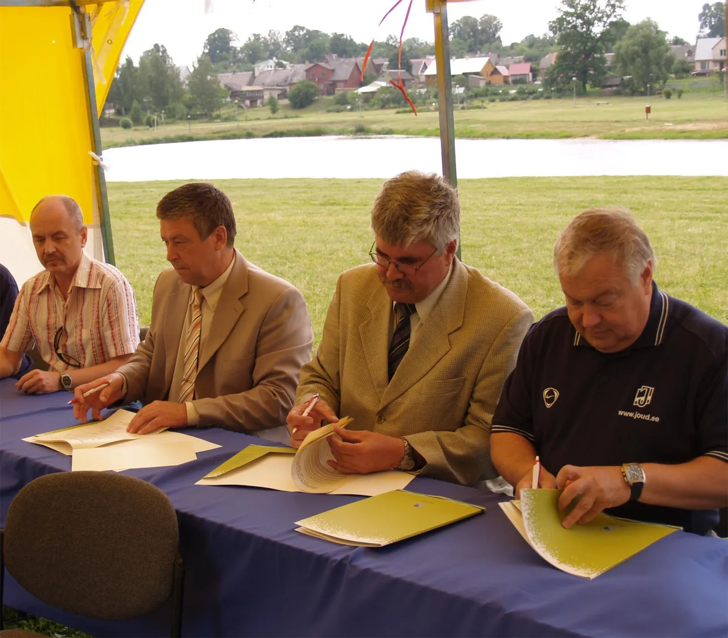 Valgamaa Äriklubi president Hans Heinjärv (vasakult), Valgamaa Omavalitsuste Liidu juhatuse esimees Madis Gross, Valga maavanem Georg Trašanov ja Eestimaa Spordiliidu Jõud president Villu Reiljan kirjutavad lepingule alla.