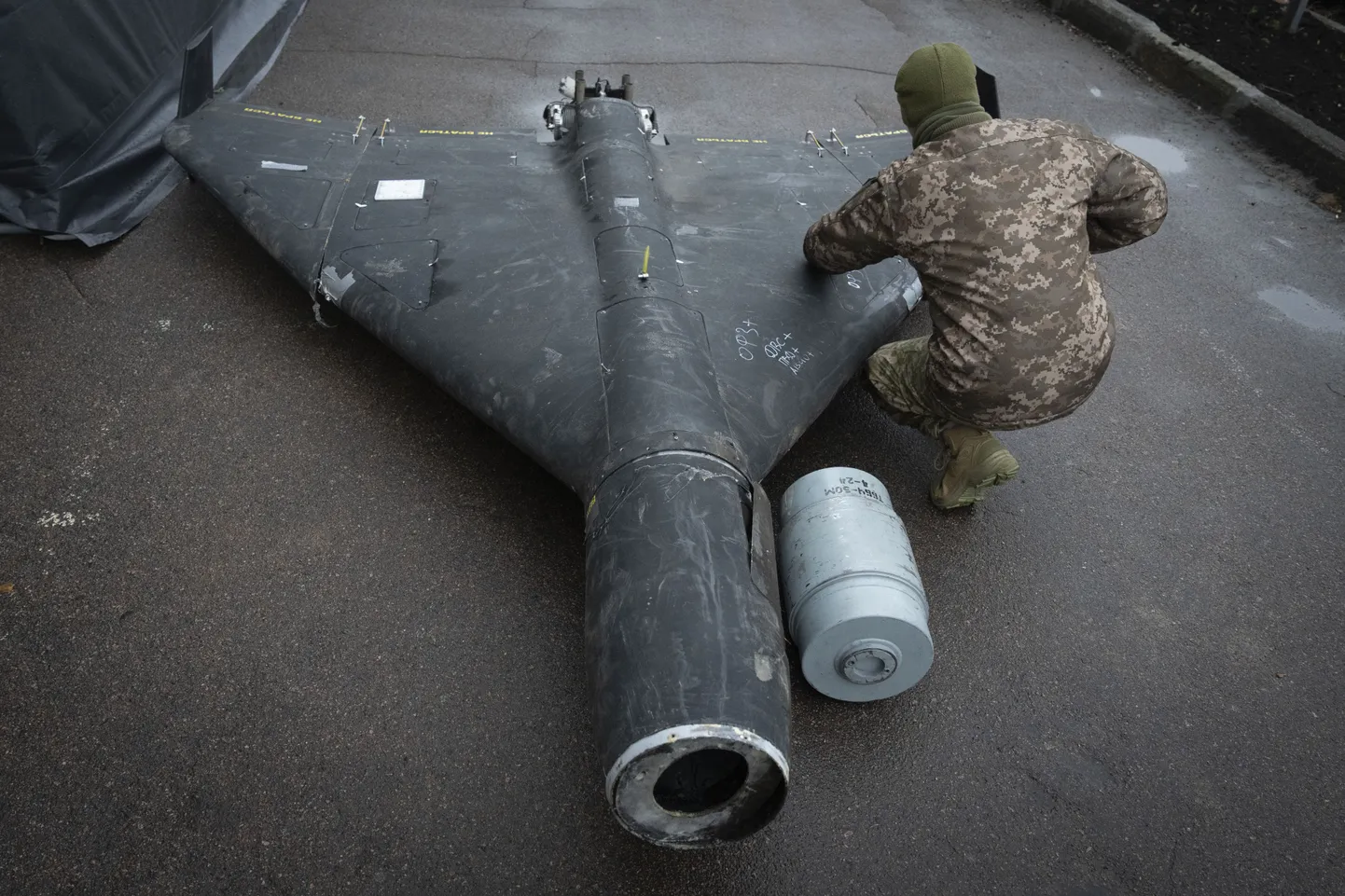 Ukrainas armijas karavīrs pie notriekta Krievijas drona