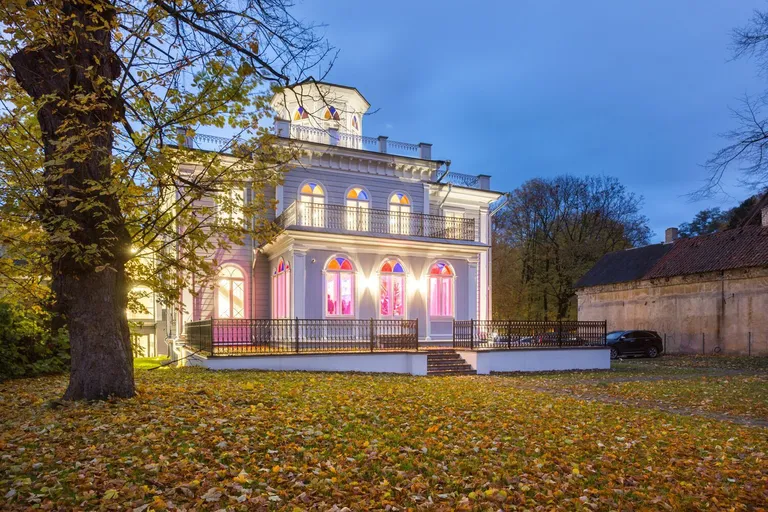 Ka taastatud suvevilla tornis saab einestada, terrassilt aga suvel Kadrioru parki imetleda.