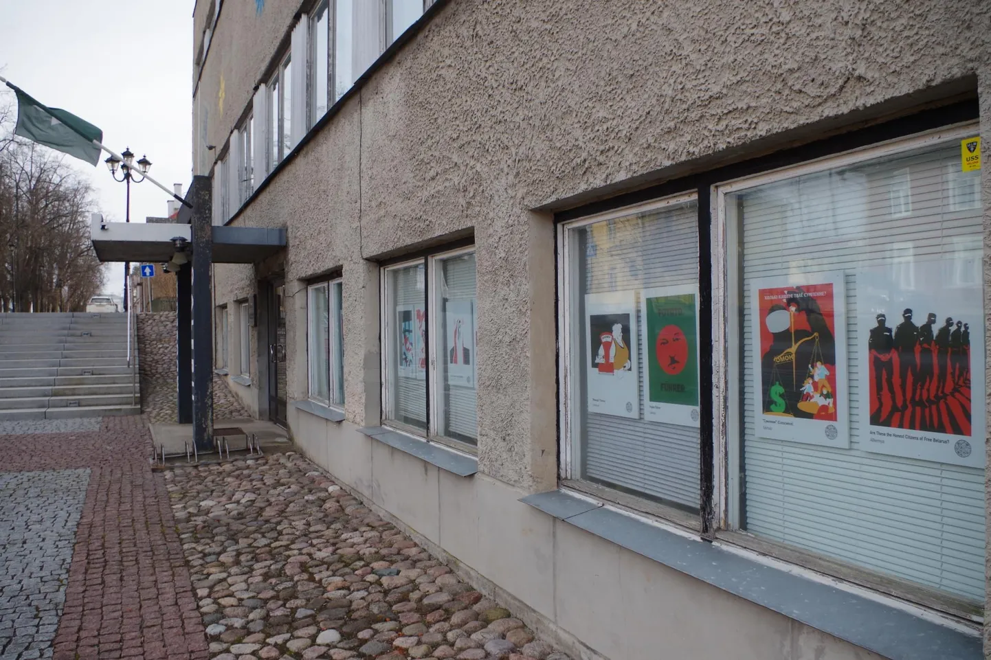 Valgevene protestikunst Vana-Võromaa kultuurikoja akendel. FOTO: Arved Breidaks