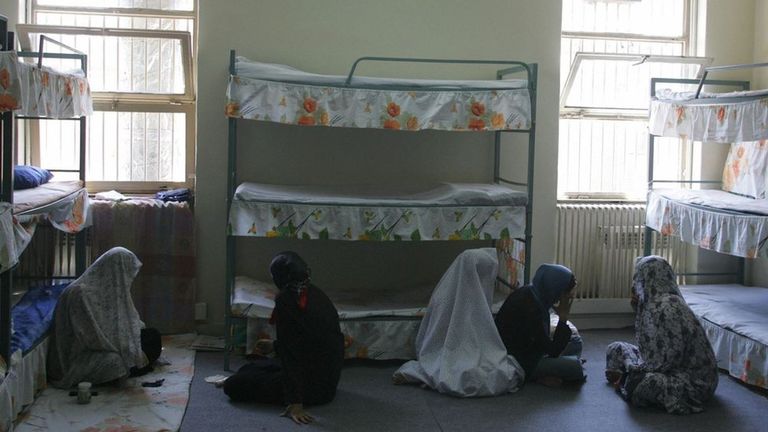 Заключенные женского отделения тюрьмы Эвин в Иране. Правозащитница Атена Даэми говорит, что в этих отделениях нет даже самых базовых удобств