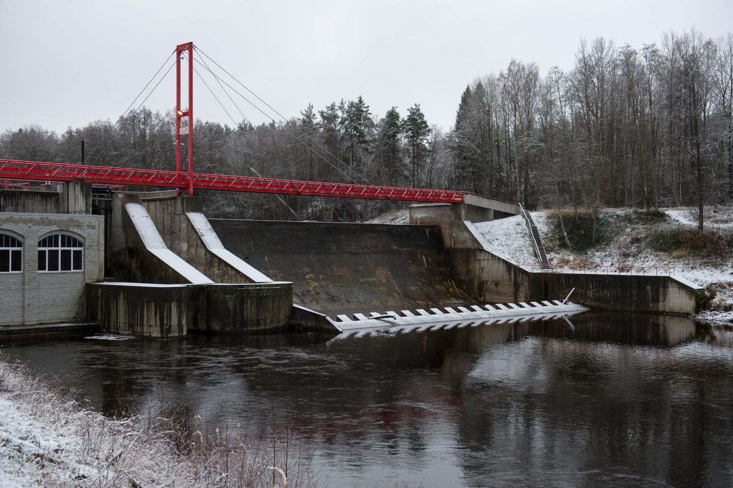 Linnamäe hüdroelektrijaama pais Jägala jõel on kultuurimälestis, aga lõhe paisust mööda ei pääse FOTO: Tiit Blaat