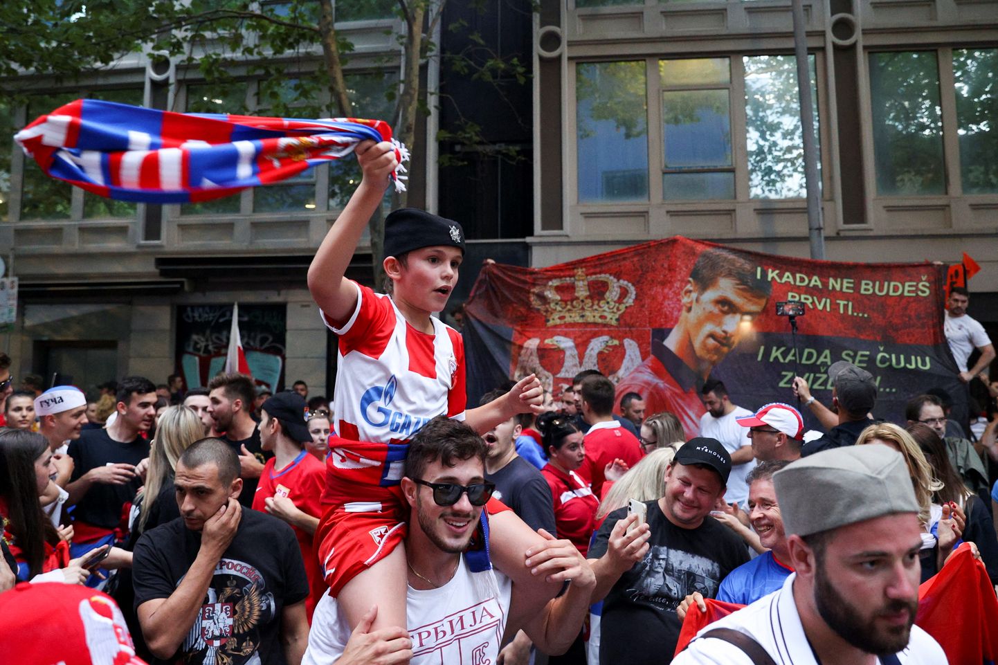 Serbia rahvas seisab Novak Djokovici taga kui üks mees. Fotol Melbournes toimunud meeleavaldus maailma esireketi toetuseks.