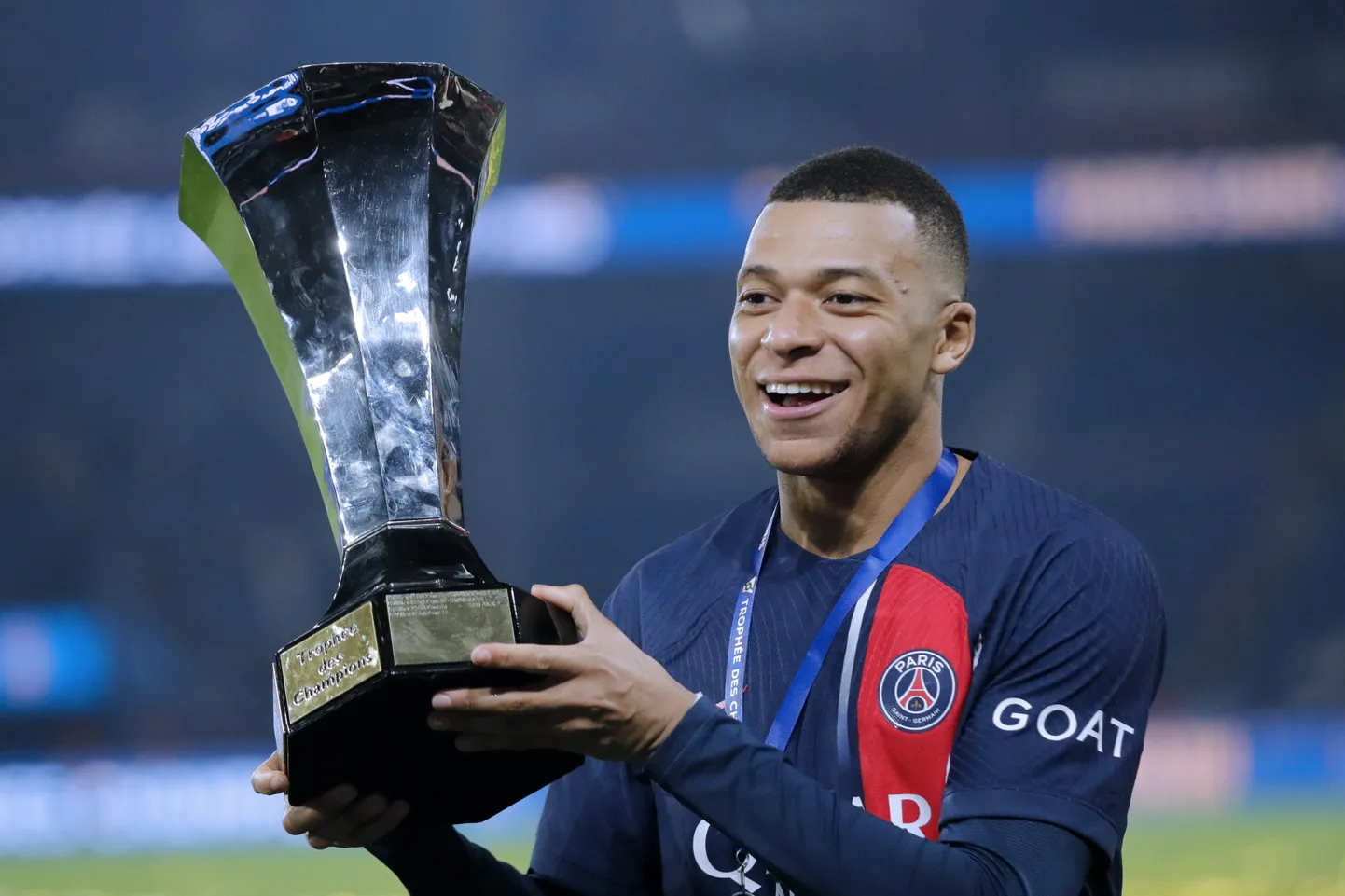 Futbola zvaigzne Kilians Mbapē ar Francijas Superkausu