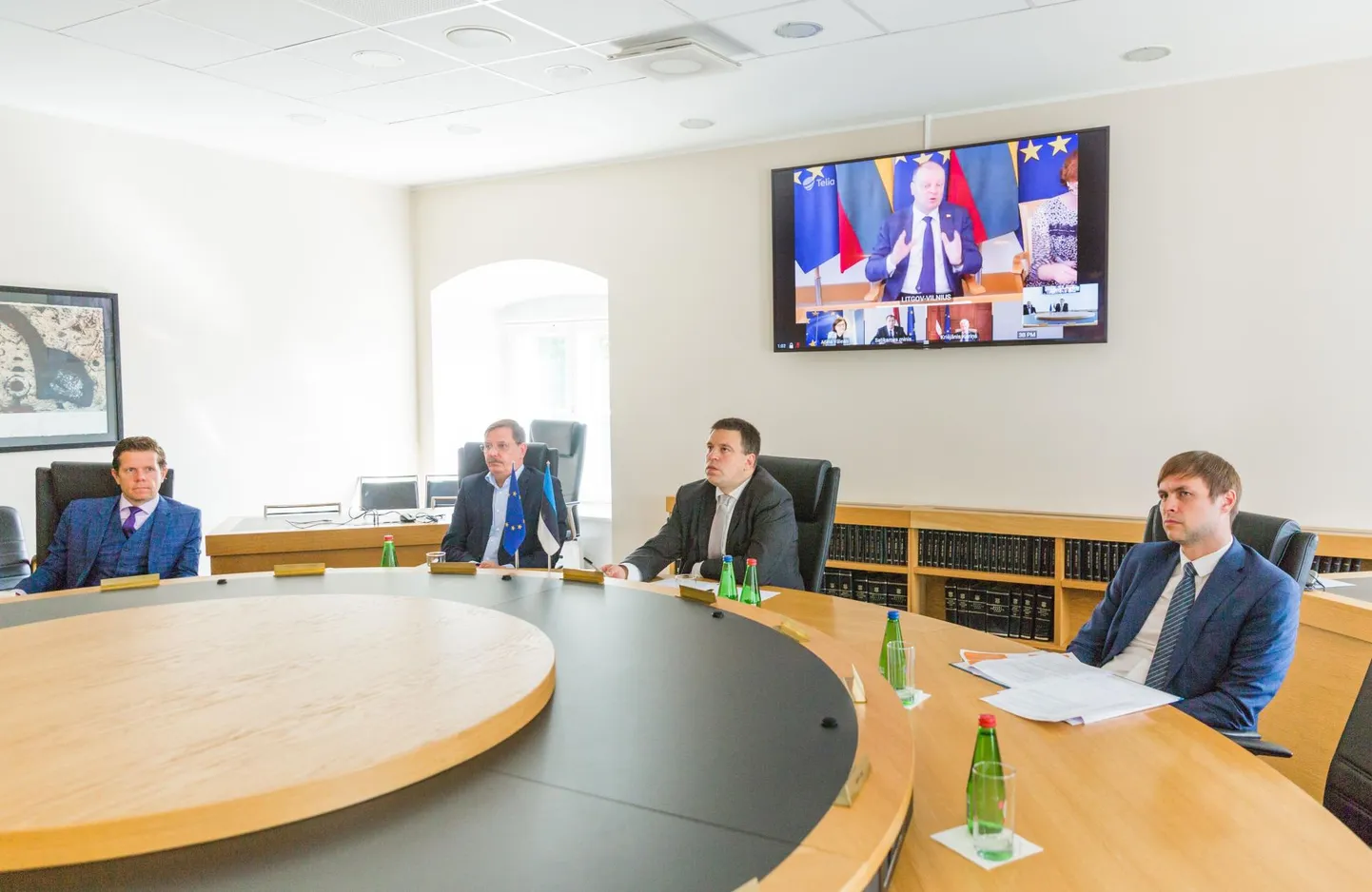 10. juuni Balti peaministrite kohtumine oli samamoodi virtuaalne nagu tänane Euroopa Ülemkogu: ekraanil räägib Leedu peaminister Saulius Skvernelis ning Tallinnas laua taga kuulavad teda majandusministeeriumi asekantsler Ahti Kuningas, majandusminister Taavi Aas, peaminister Jüri Ratas ja peaministri välisnõunik Veikko Kala.