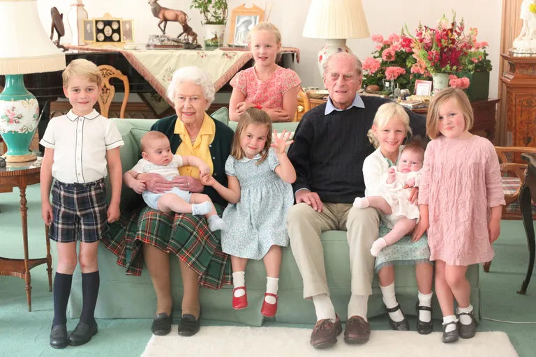 Lielbritānijas karaliene un princis Filips kopā ar saviem mazmazbērniem: princis Džordžs, princis Luiss, Savana Filipsa, princese Šarlote, Isla Filipsa, Lēna Tindala, Mia Tindala.