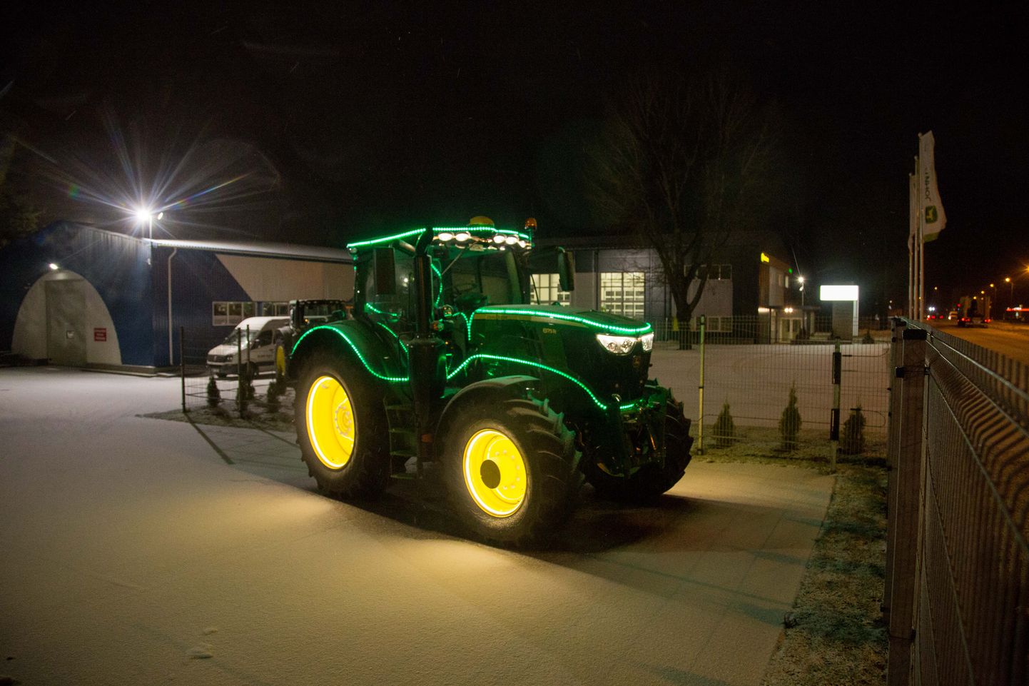 Jõuluvalgusega traktor Türil. Pilt on illustratiivne.