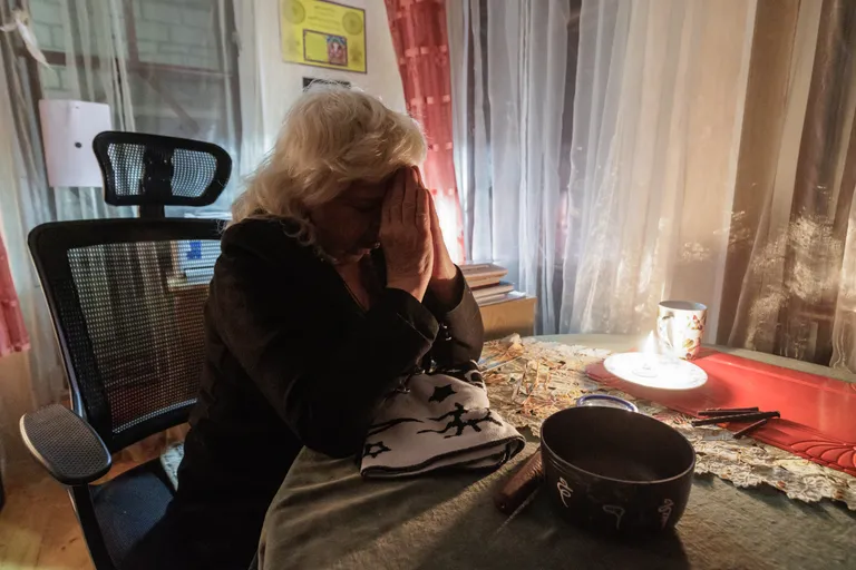Ясновидящая быстро настроилась на работу, взяла в руки снимок и стала вызывать духа молодого человека..