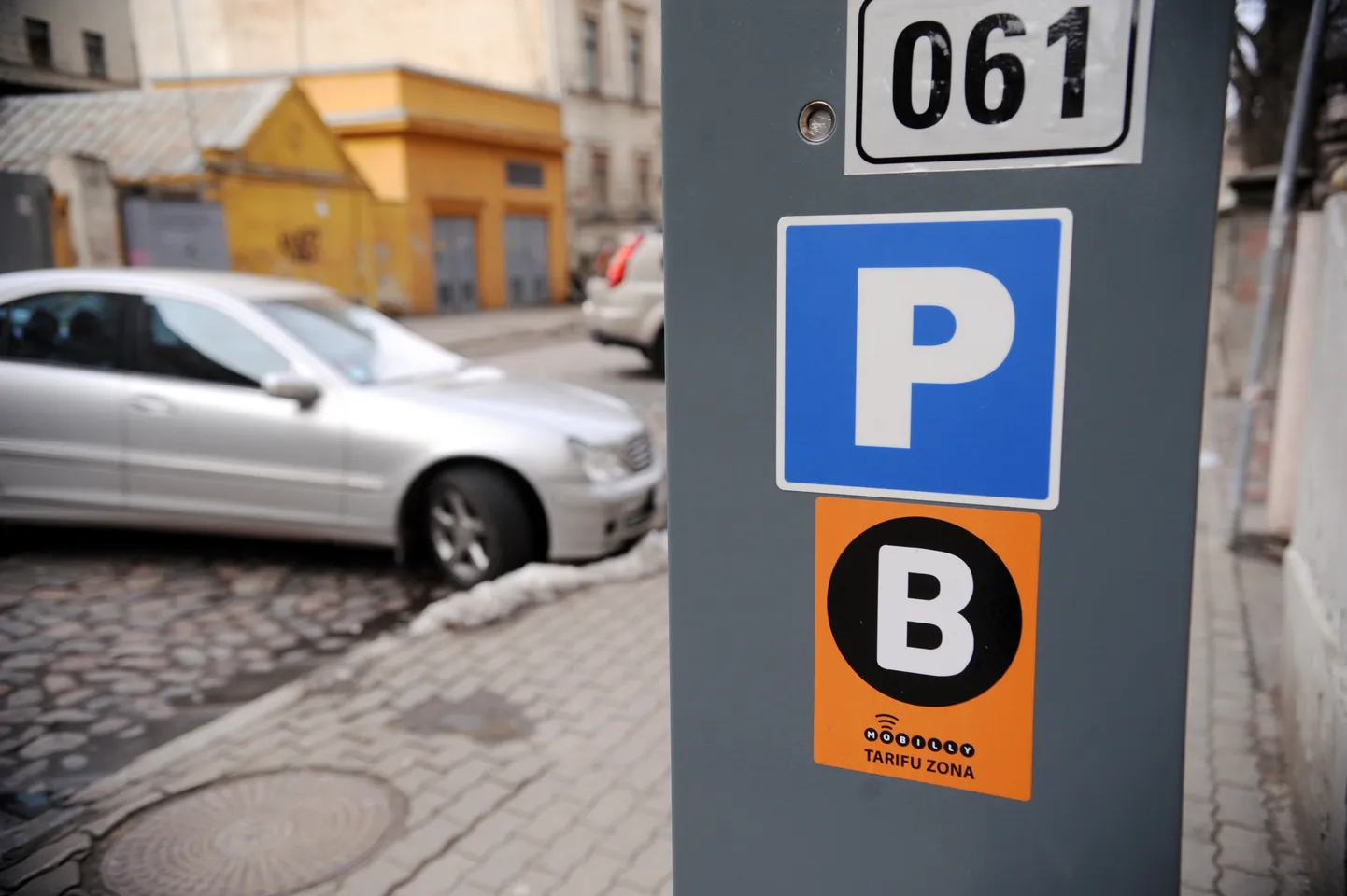 Autostāvvietu maksas automāts.