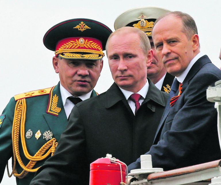 Министр обороны РФ Шойгу, Путин и директор ФСБ Бортников, Севастополь, Украина, 9 мая 2014 года.