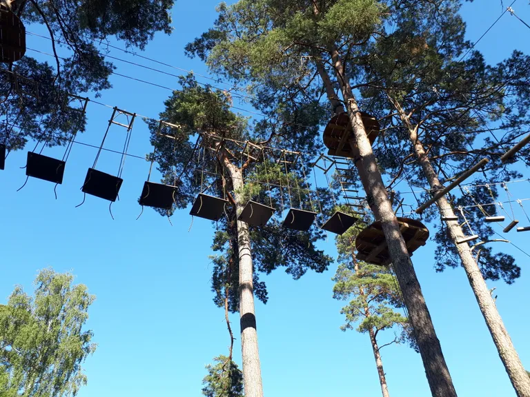 Piirilt metsade vahelt leiab Muhu Seikiluspargi. Ronimisradade juures on kõige põnevam ööronimine. Mõnele meeldib allasõit nii väga, et jääkski õhusõitu tegema.