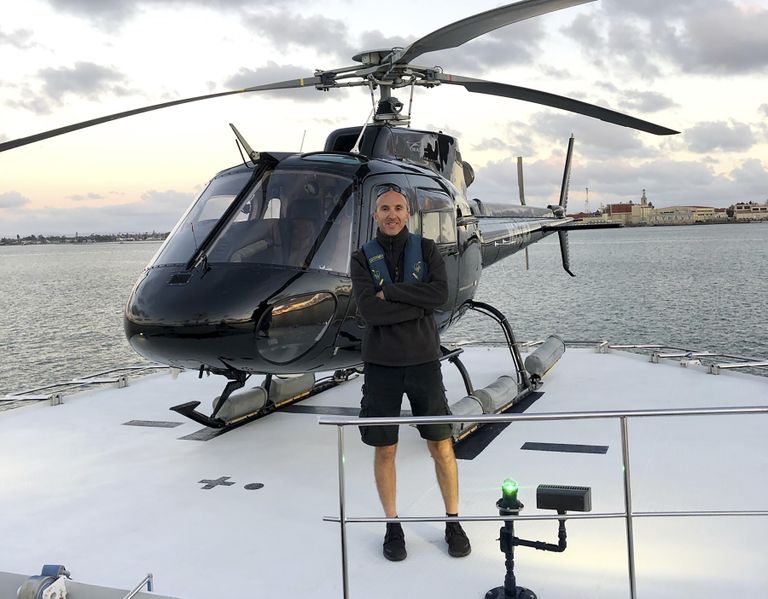 Helikopteripiloot Ara Zobayan poseerimas 2019 koos helikopteriga.