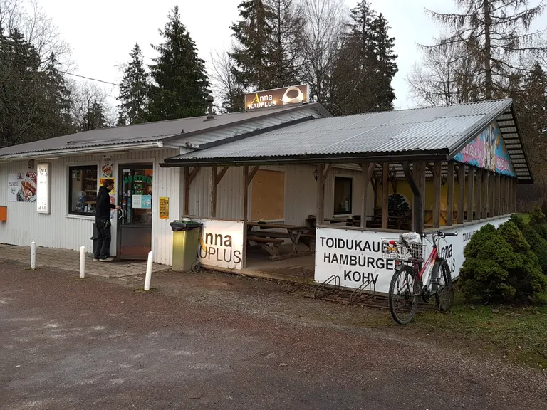 Varas lõhkus pimeduse varjus Anna kauplus-kohvikus ära terrassile jääva akna ning sisenes kauplusse sealtkaudu. Под покровом темнотывор вломился в магазин-кафе в Анна через окно на террасе.