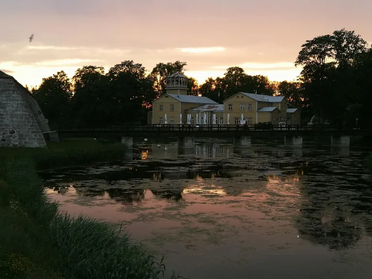 Saarel kasuta julgelt sõna kena. See sobib nii õlle kui ka inimese kohta, mõnikord ka veidi negatiivses võtmes. Kui aga hea on olla – on kena keik. Vaade Ku-KUU restoranile kindluse poolt tulles on kõige maalilisem päikeseloojangu ajal.