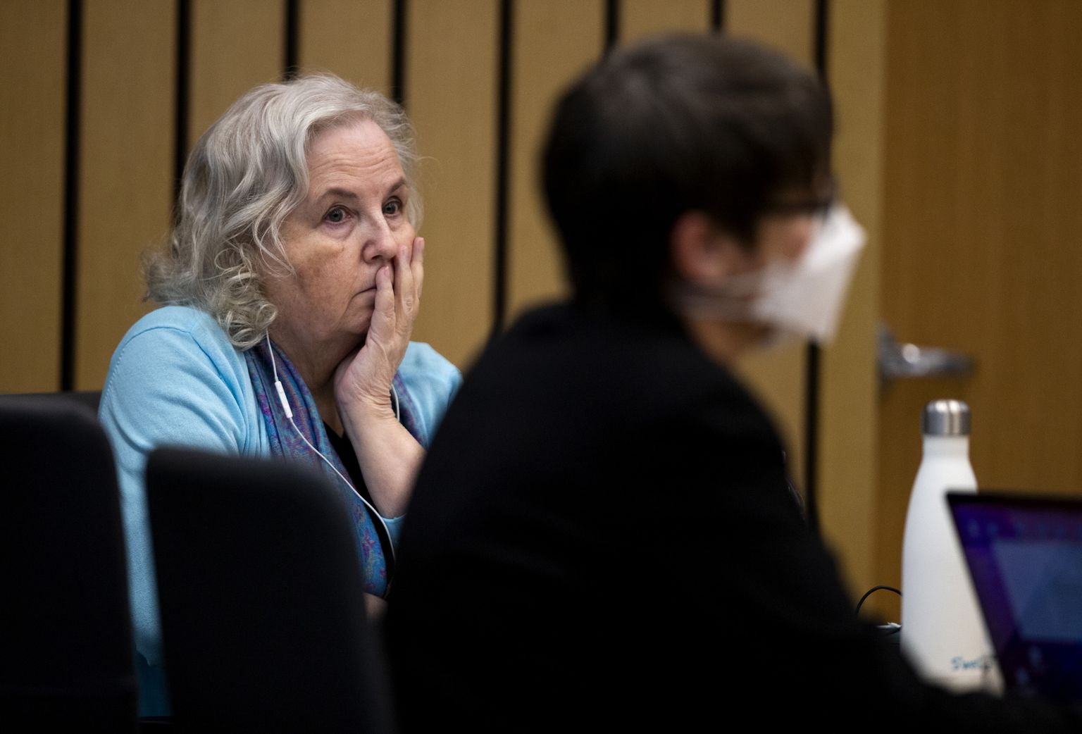 USA Oregoni Portlandi kohus mõistis kirjanik Nancy Crampton Brophy (sinises) oma abikaasa Daniel Brophy mõrvas süüdi