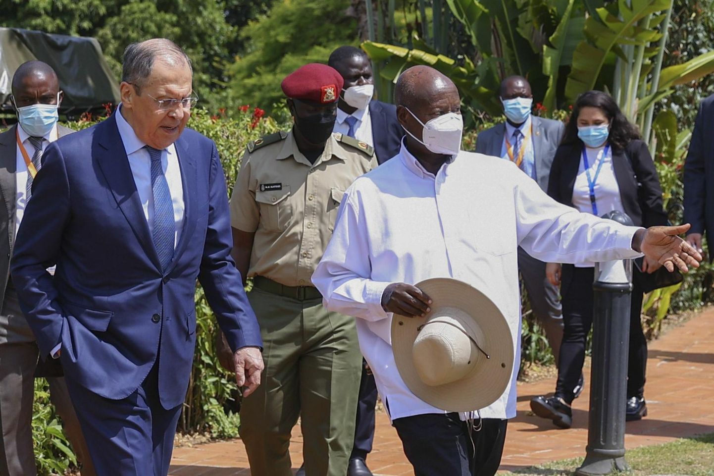 Vene välisminister Sergei Lavrov jalutamas Uganda presidendi Yowerei Museveniga 26. juulil Entebbes.