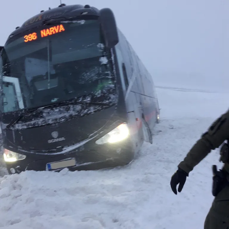 Liinibuss Haljala ja Aaspere vahelisel teelõigul Sauste külas kraavis.