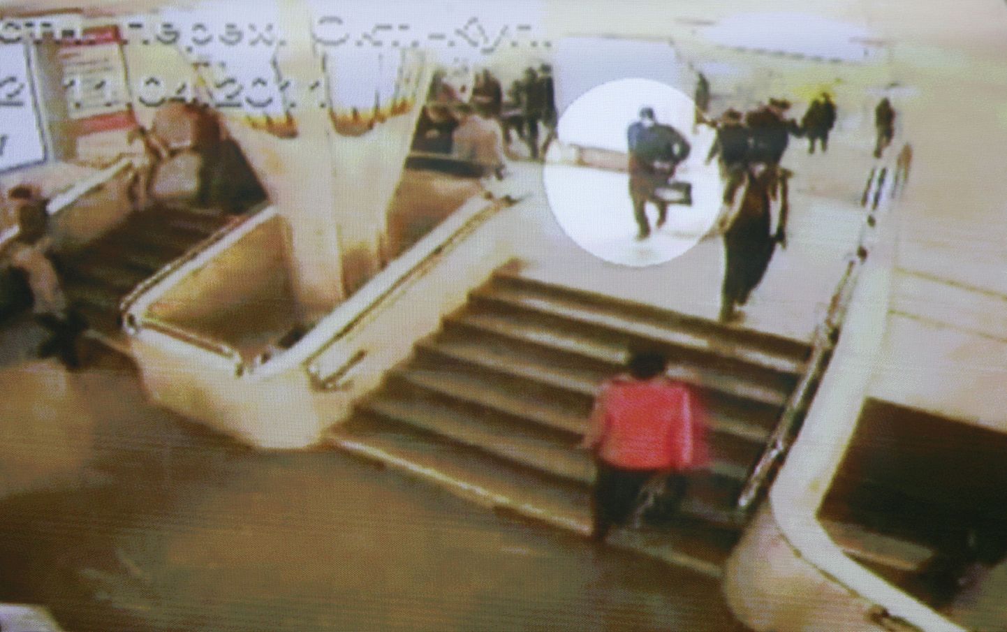 Oktjabrskaja metroojaama turvakaamera ülevõttelt näeb musta kotti kandvat meest, kes uurijate väitel on plahvatuse täideviija.
