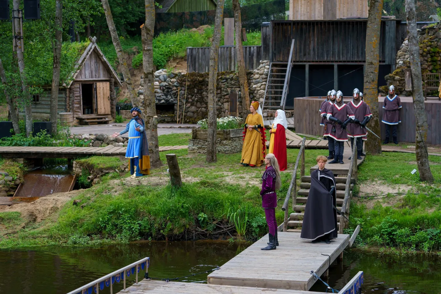 Rakvere Teater ja lavastus „Robin Hood” saabusid Lammasmäe talu õuele tänu sellele, et koht, miljöö ja teatrietendus toetasid üksteist väga hästi.