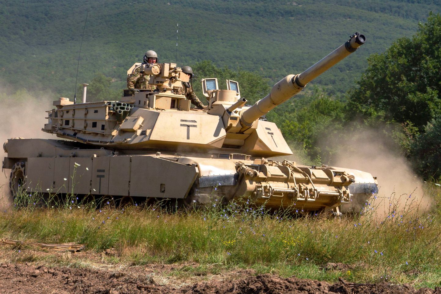 Ukraina saab USA-lt tankid M1 Abrams, kuid nende seadistamiseks ja kohalejõudmiseks kulub veel palju kuid. Pildil on salajase soomuseta tank Bulgaarias Novo Selos ühisõppustel.