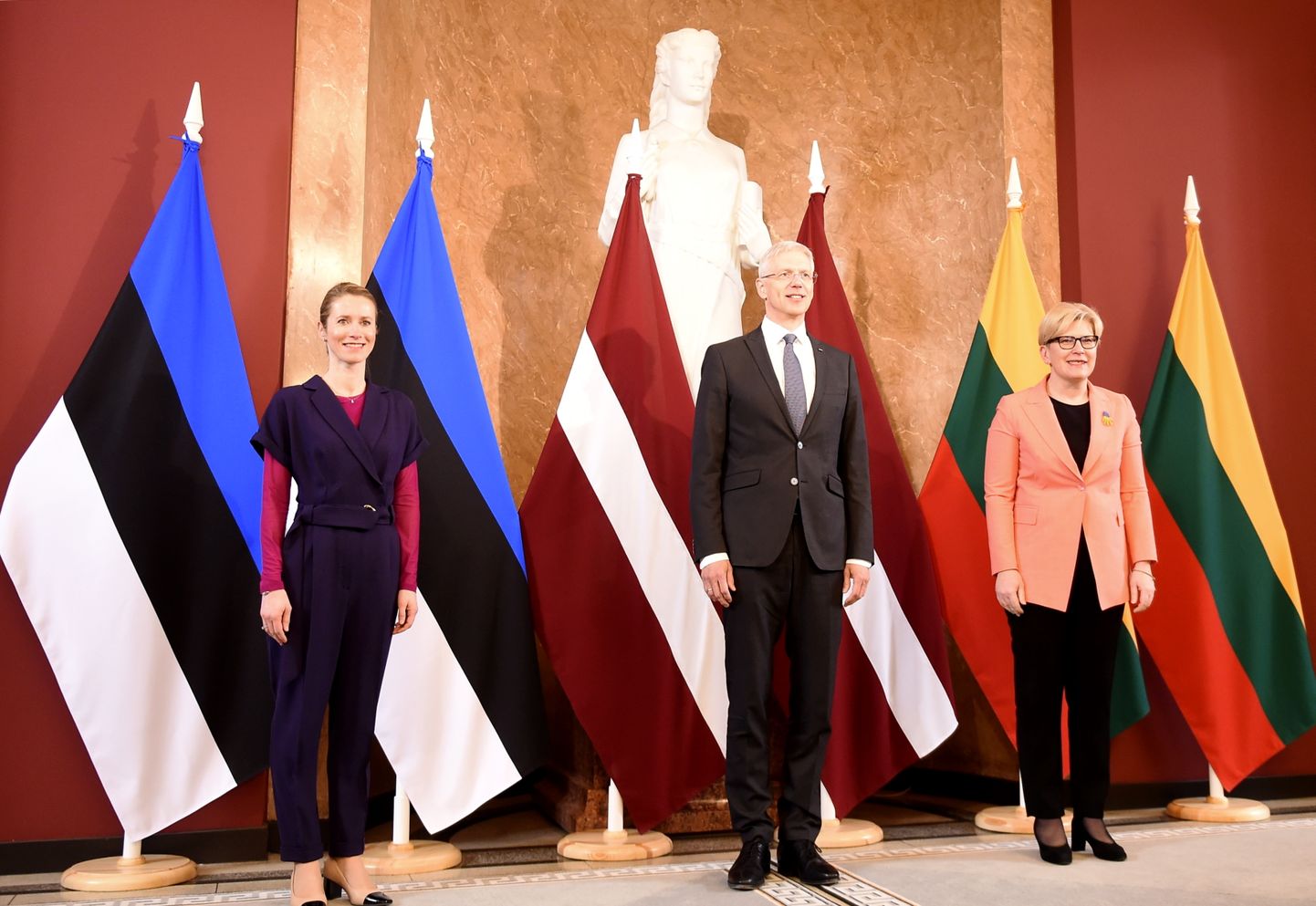Igaunijas Ministru prezidente Kaja Kallasa (no kreisās), Latvijas Ministru prezidents Krišjānis Kariņš un Lietuvas Ministru prezidente Ingrīda Šimonīte tikšanās laikā Ministru kabinetā.